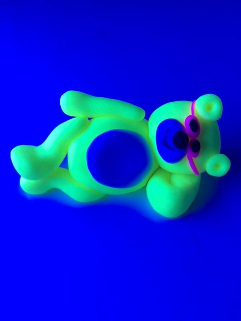 http://caroldeaconcakes.com/fluorescent-food-colours/